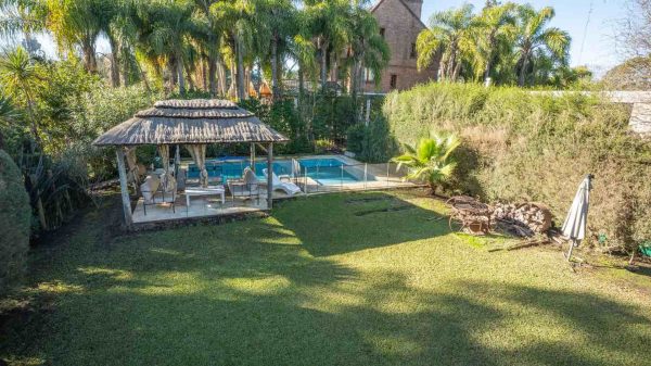 For Sale 3-bedroom house with pool in Boat Center