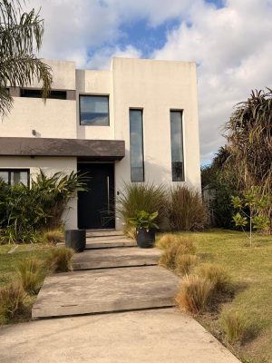 House 3-bedroom with pool access down to the lagoon.