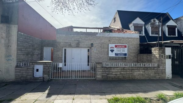 For Sale House 3-bedroom with storage room barbecue area garage parking Olivos