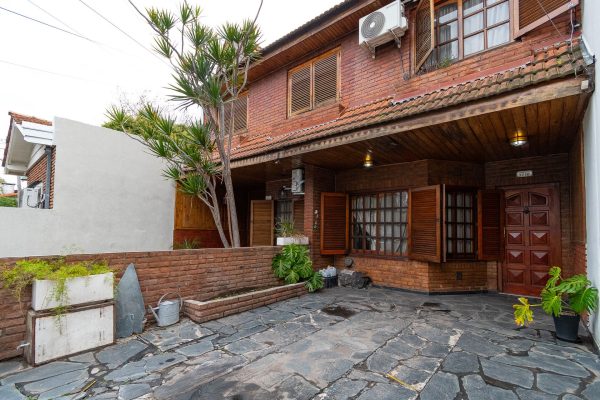 For Sale 3-bedroom Duplex Carapachay