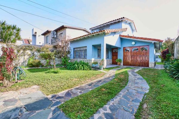 For Sale House in Victoria Large Own Lot