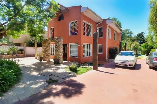 4-bedroom house + 4-bedroom apartment