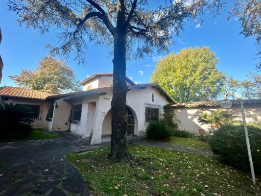 House on large corner lot in Boulogne
