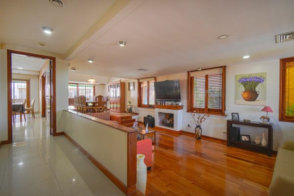 Sale of 7-room house with park and pool in San Fernando