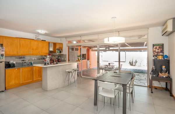Dpto 4 amb c/patio,parrilla y cochera venta Olivos