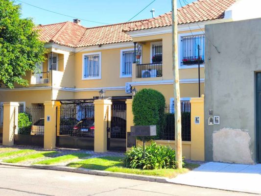 Casa 5 ambientes, con cochera y pileta. Excelente!