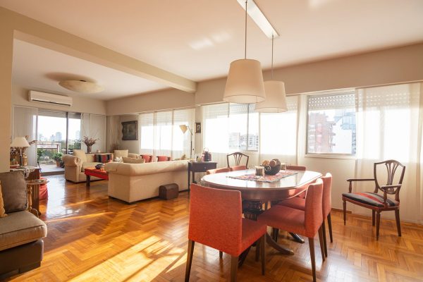 Bright 4-room with desk and garage