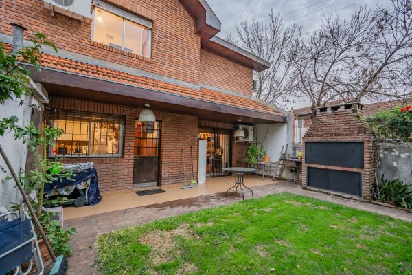 5-Room House for Sale in Olivos, Trade