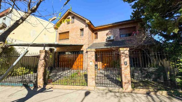 Venta Casa 5 Amb Con Jardin, Pileta Y Quincho