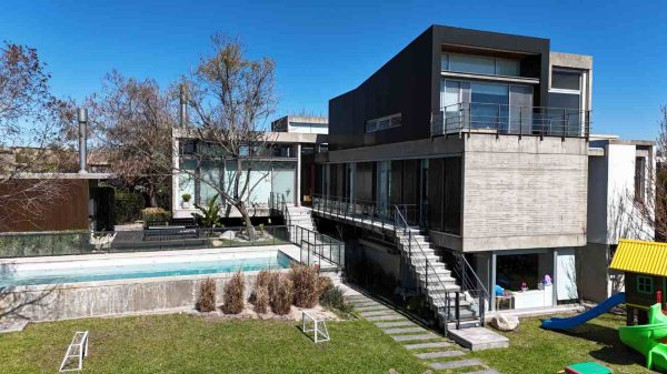 Venta casa al agua, diseño único, estilo Moderno
