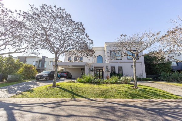 Barrio El Golf, Nordelta: Residencia de lujo.