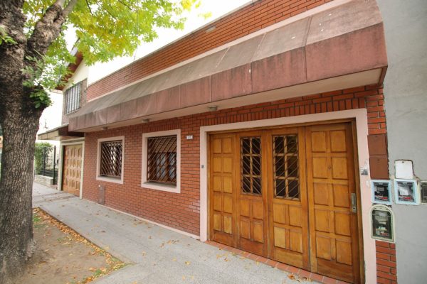 CASA EN VENTA C/TALLER en villa.Martelli,vte.lopez