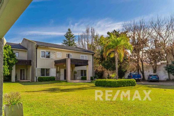 Venta casa ideal des. comercial Martínez 2350 M2