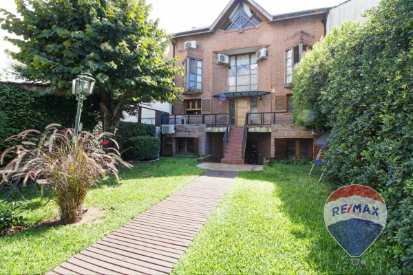Olivos House for Sale – 8 Rooms, Garden, Pool, BBQ, Playground