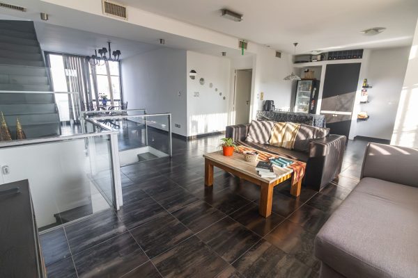 House for sale: Villa Martelli, 5 rooms and two commercial spaces.