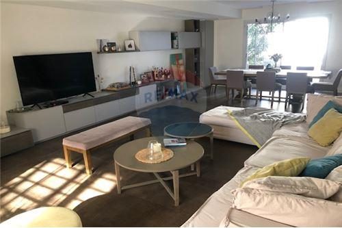 Refurbished House for Sale, 3 Bedrooms, Pool – Olivos