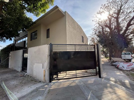 Venta Casa 4 Amb Cochera Jardin Parrilla