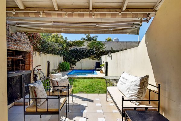Olivos Duplex House for Sale – 5 Rooms, Pool, Garden