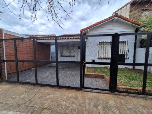 4-Room House for Sale – Villa Adelina, Large Lot