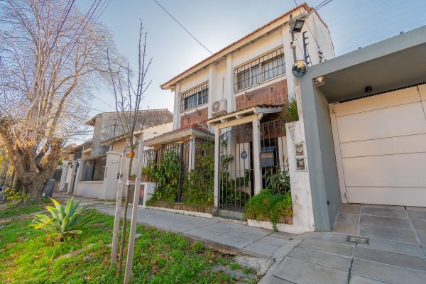 PH type house for sale in Olivos, 5 rooms with patio