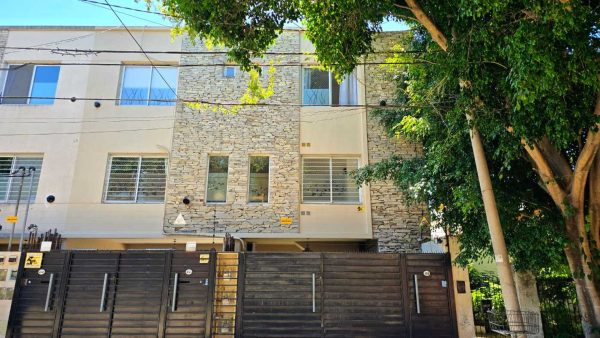 Sale of 4-room home in Olivos with terrace and garage, no expenses.