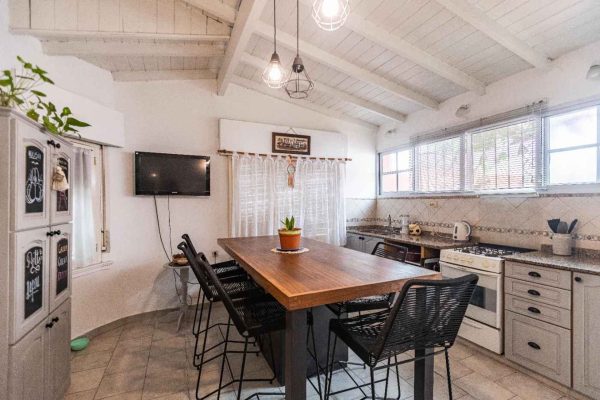 5-Room House for Sale with Garden in Victoria