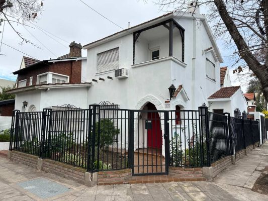 7-Room House for Sale in Olivos with Garage