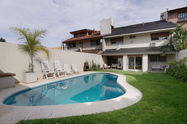 5-Room House for Sale – Garden, Pool, Barbecue – Martinez