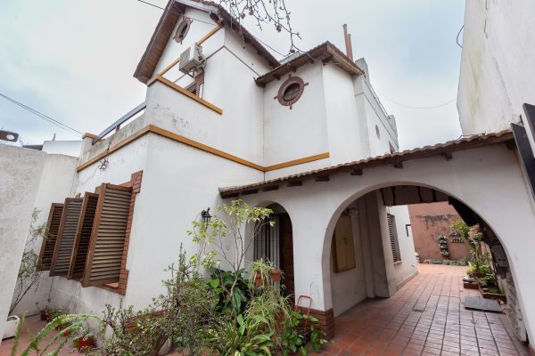 House for sale, 4 rooms. Florida. Needs renovation.