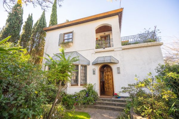 House for sale in La Lucila with garden and pool