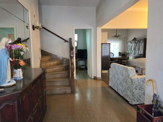 5-room house in Olivos with garage. Needs renovation.
