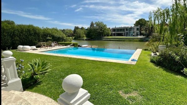 Casa sobre lote al agua, 7 dor/ jardin, piscina