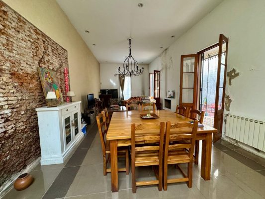 Family house – 3 bedrooms, garden, pool – Victoria