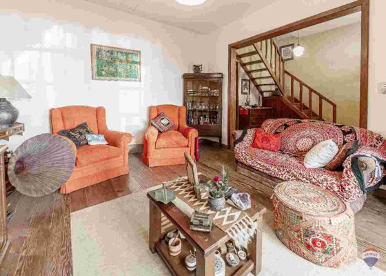 4-Room House for Sale in Victoria with Pool