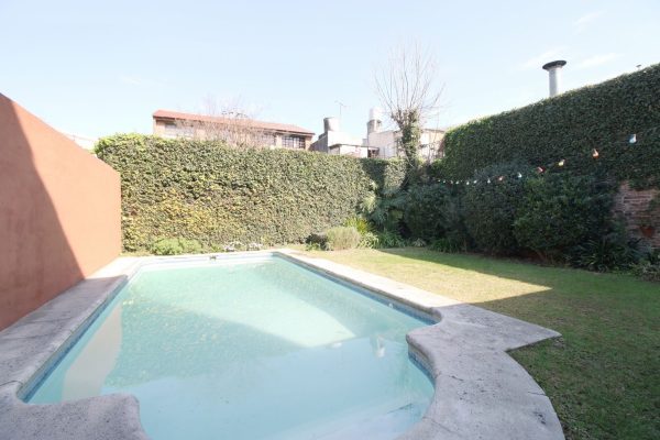 VENTA CASA 7 amb. play, pileta jardin Martinez.