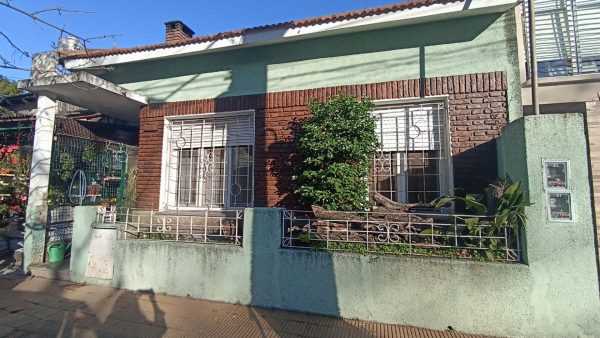 House 3 Rooms - Sale in Olivos with Large Garden