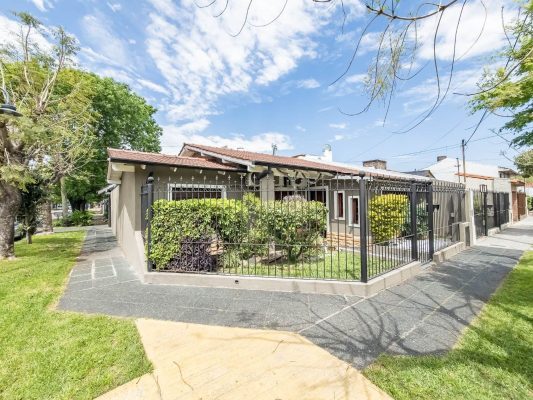 4-Room House for Sale in Carapachay, Covered Patio & Patio