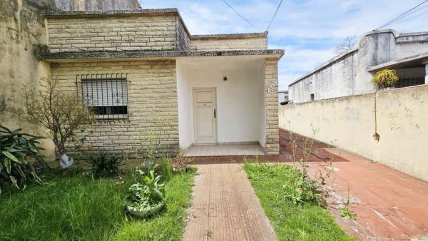 House for sale in Florida. Needs renovation.