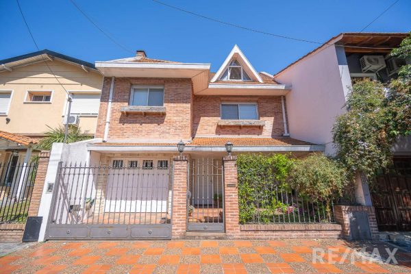 House for sale, 5 rooms, 3 floors, with patio in Olivos