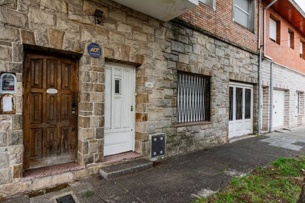 8-Room Multifamily House Munro with Garage
