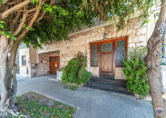 3-room house with outdoor kitchen, park, and pool