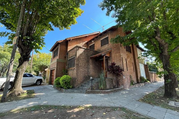 6-room house for sale in Olivos with garden