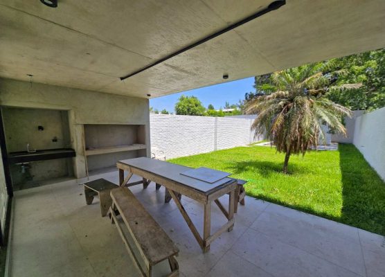 Venta Triplex Con Jardin Y Pileta En San Isidro