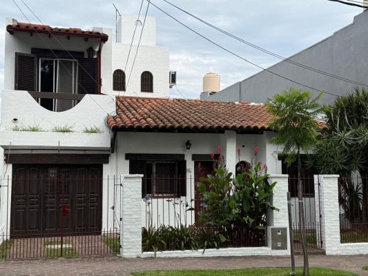 4-room house for sale with covered garage
