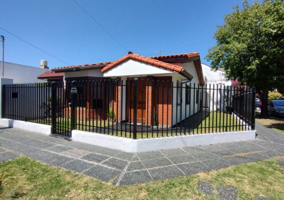 House for Sale: 4 Rooms, Garage and Terrace. Villa Adelina