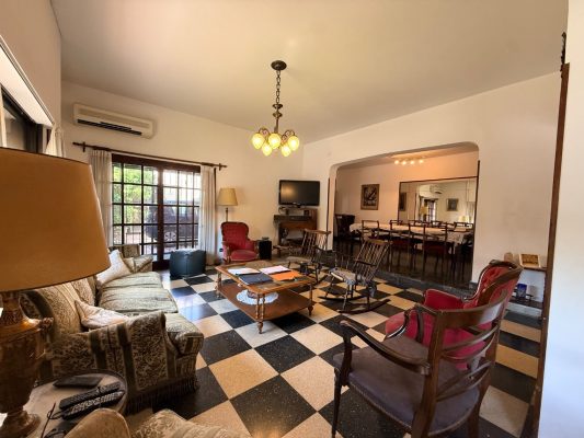 Venta casa 4 ambientes con cochera Martinez