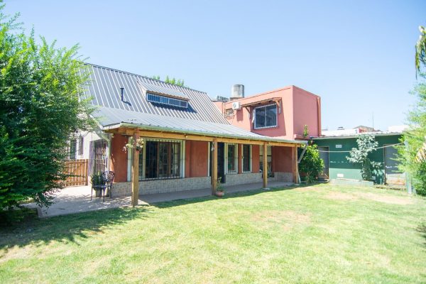 Casa 4 ambientes en venta Boulogne Jardín Cochera