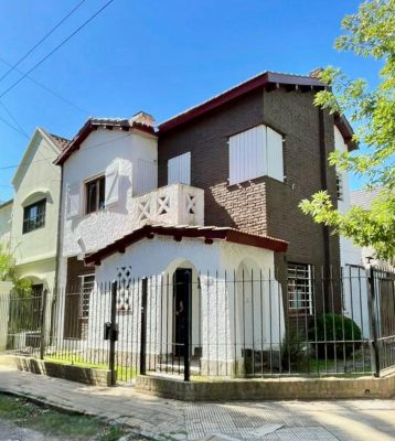 For Sale House To Be Recycled 3 Bedroom Steps from Est Borges