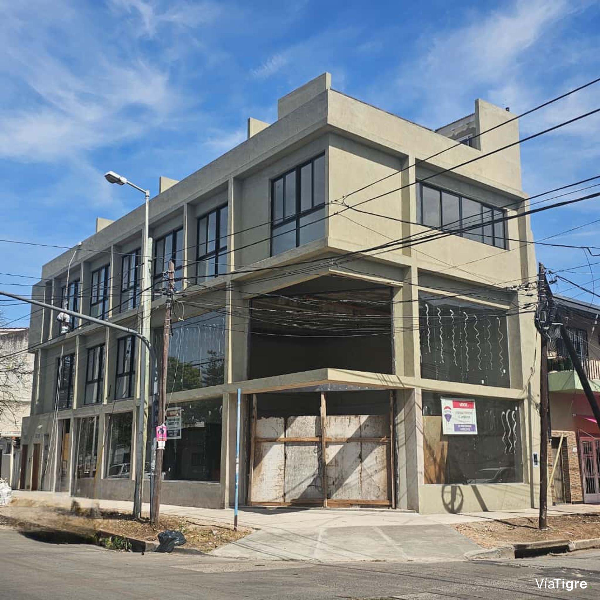 New corner storefront for sale in Villa Ballester