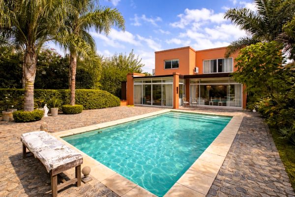 Casa 5 AMB. con PILETA y JARDÍN - Barrio SAN MARCO